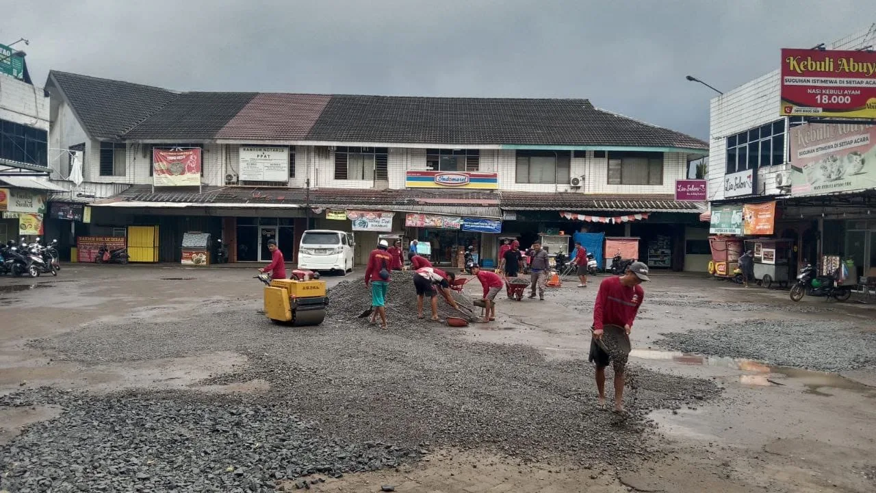 Jelang Idulfitri, Dinas Perkimta Tangsel Lakukan Pengaspalan di Komplek Ruko Bukit Nusa Indah Ciputat