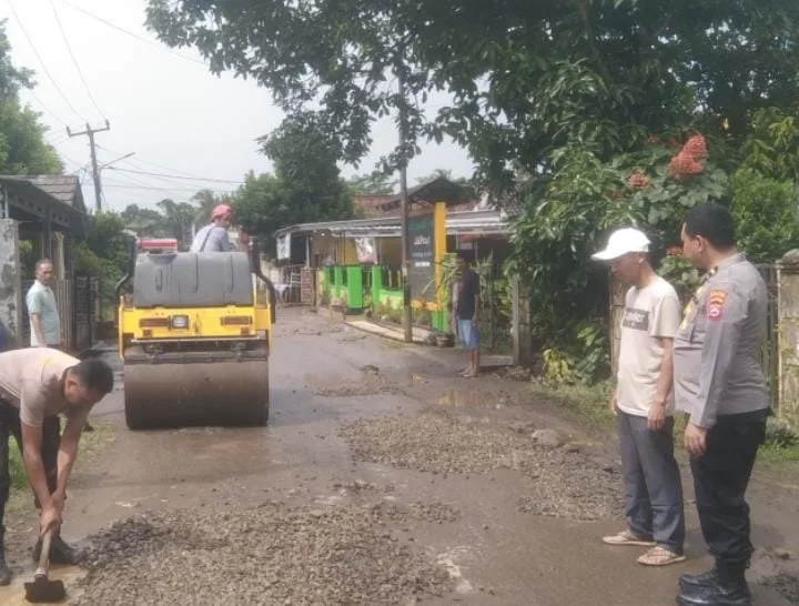 Polri Untuk Masyarakat, Polsek Cikedal Swadaya Perbaiki Jalan Bersama Masyarakat