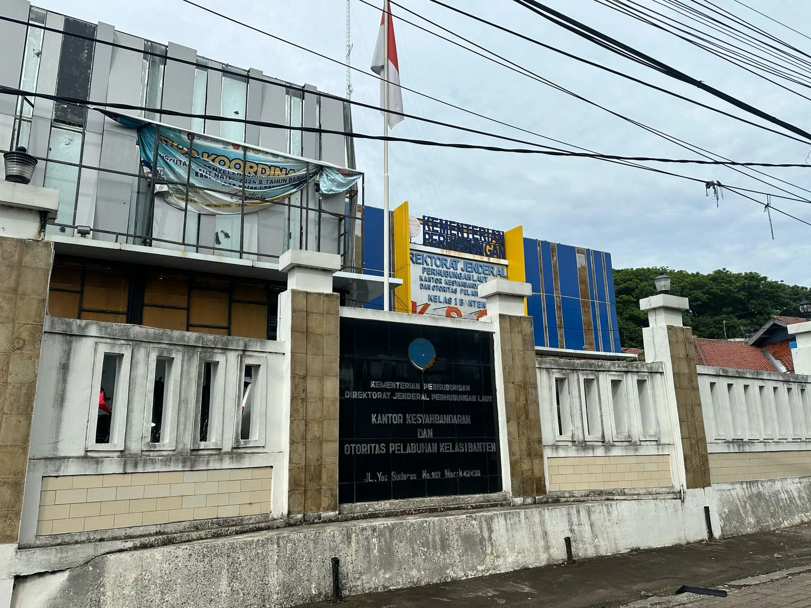 TB Fajar Putra dan MBS 8 Bongkar Scrap Kapal X Press Pearl, PT. Diaz: Itu di Luar Jetty Kami