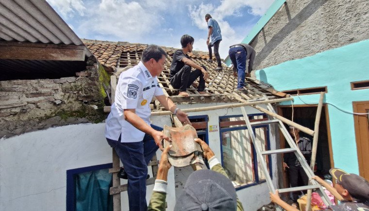 Ikut Gotong Royong, Bupati Tangerang Bantu Renovasi Rumah Tak Layak Huni