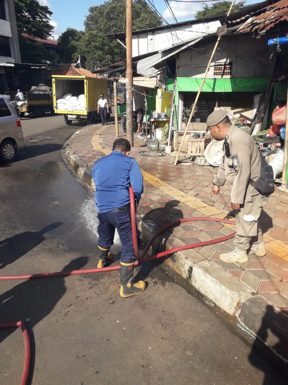Setelah PKL Pasar Ciputat Ditertibkan, Damkar Tangsel Lakukan Penyiraman Area