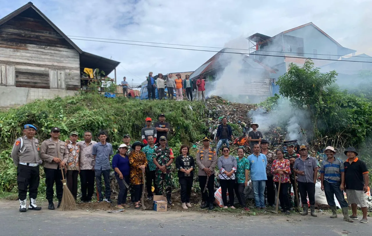 Forkopimcam Barus Jahe Gotong Royong Bersama Masyarakat Sukanalu, Kapolsek Barus Jahe : Kita Harus Peduli Kebersihan Lingkungan