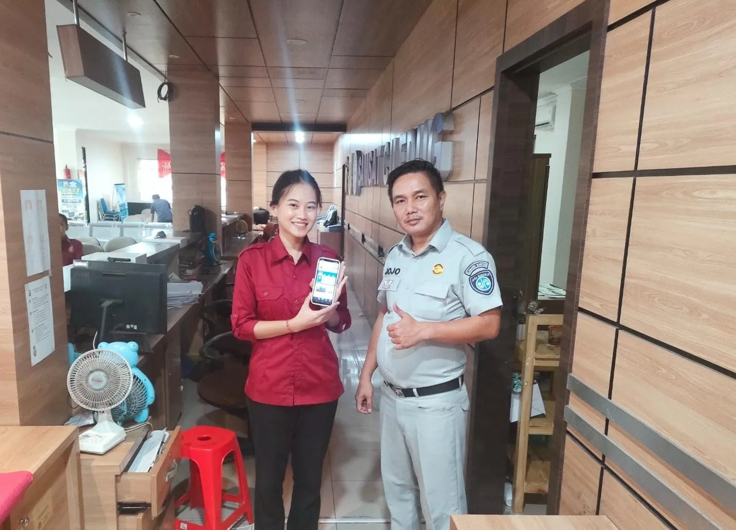 Petugas Jasa Raharja Sosialisasikan Aplikasi JR Safety Road kepada Warga Kecamatan Ciledug