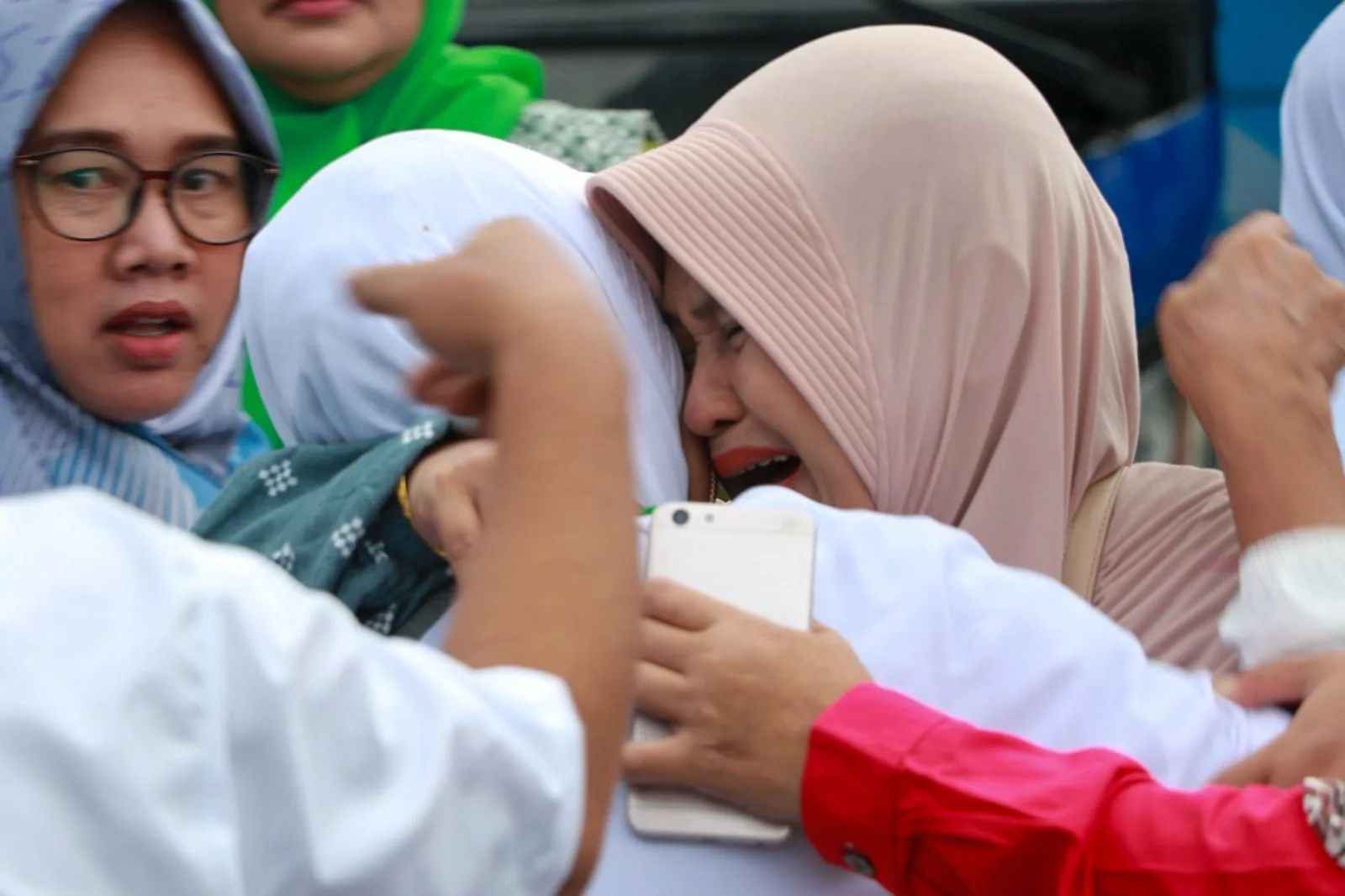 Tangis Haru saat Lepas Pemberangkatan 393 Jemaah Haji Asal Kabupaten Serang