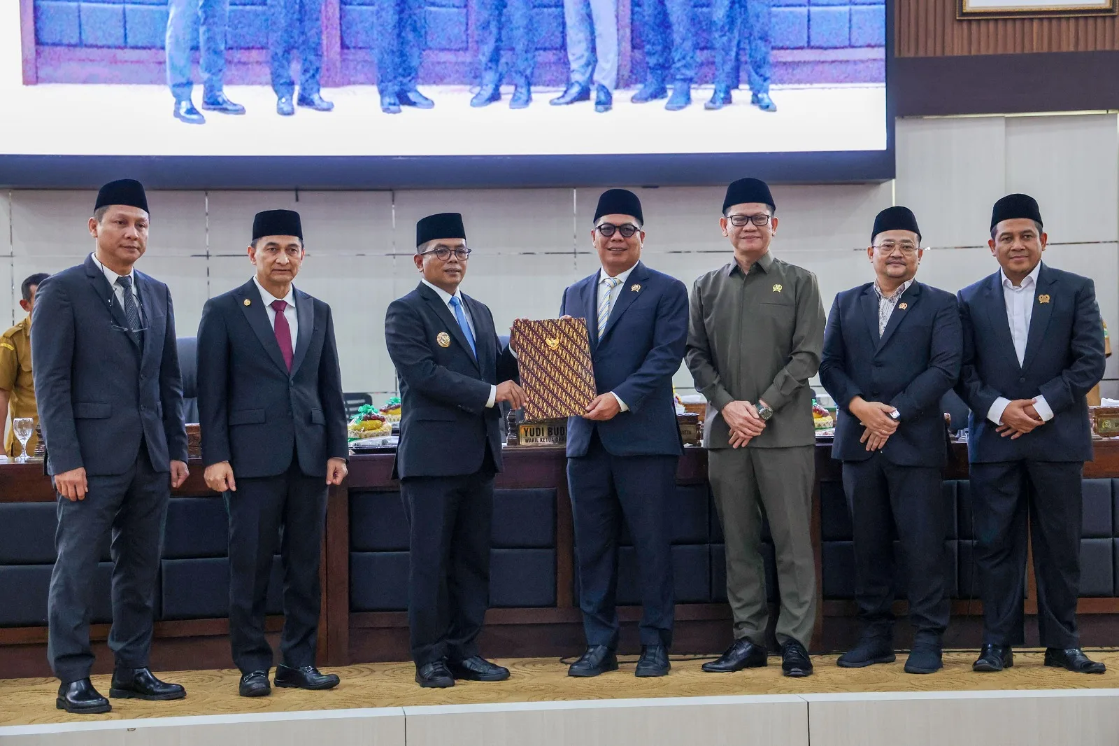 Gubernur Banten Sampaikan Nota Pengantar Raperda Penyertaan Modal Bank Banten dan RPJMD 2025 – 2029