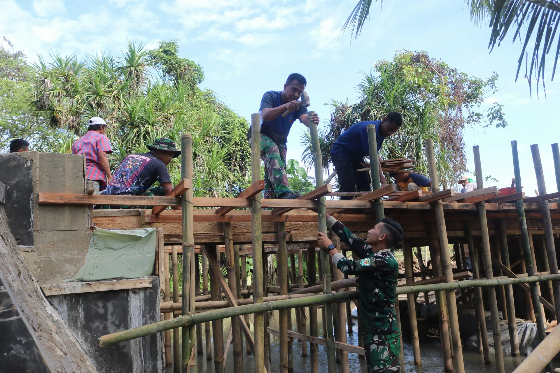 TMMD ke-124 Bangun Jembatan, Curhat Warga Antar Anak Sekolah Lebih Dekat