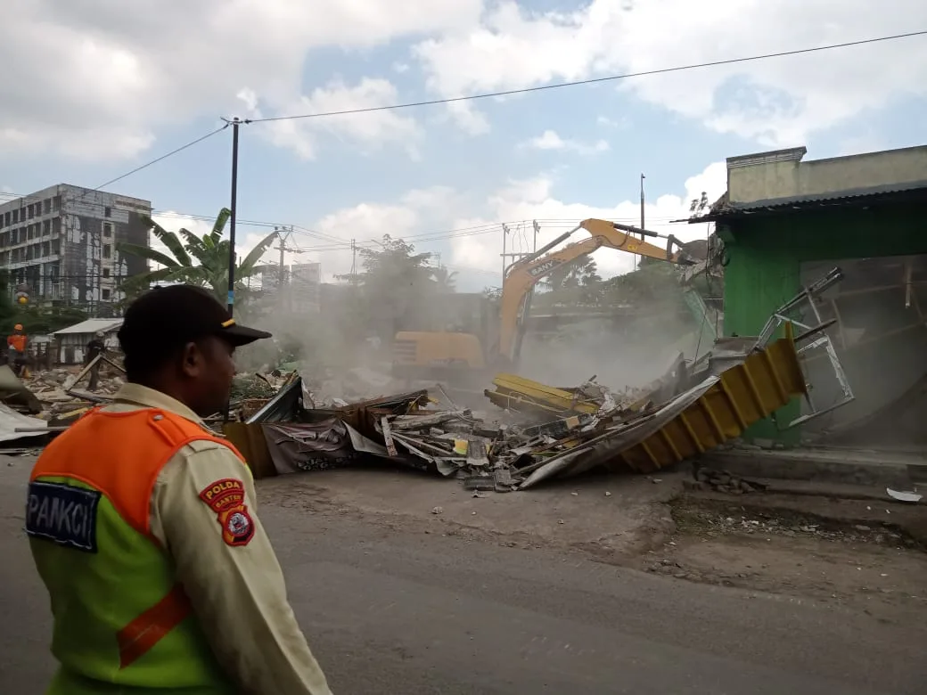 KAI Daop 1 Jakarta Tertibkan Bangunan Liar di Kawasan Stadion Maulana Yusuf
