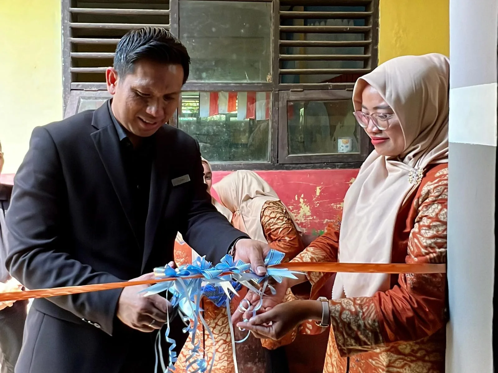 Aston Serang Laksanakan Program CSR Renovasi Fasilitas Toilet Sekolah