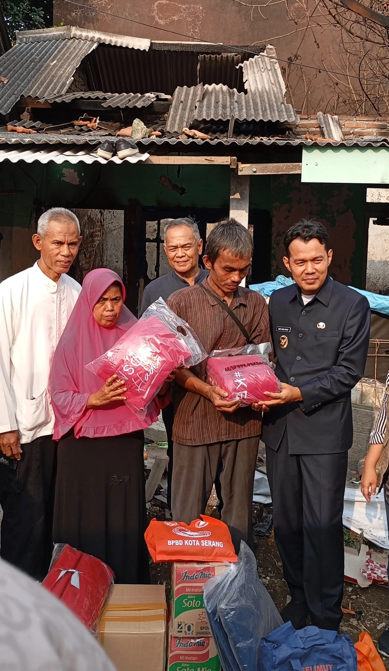 RUMAH PEDAGANG MIE AYAM HANGUS TERBAKAR, WARGA TERGERAK URUNAN