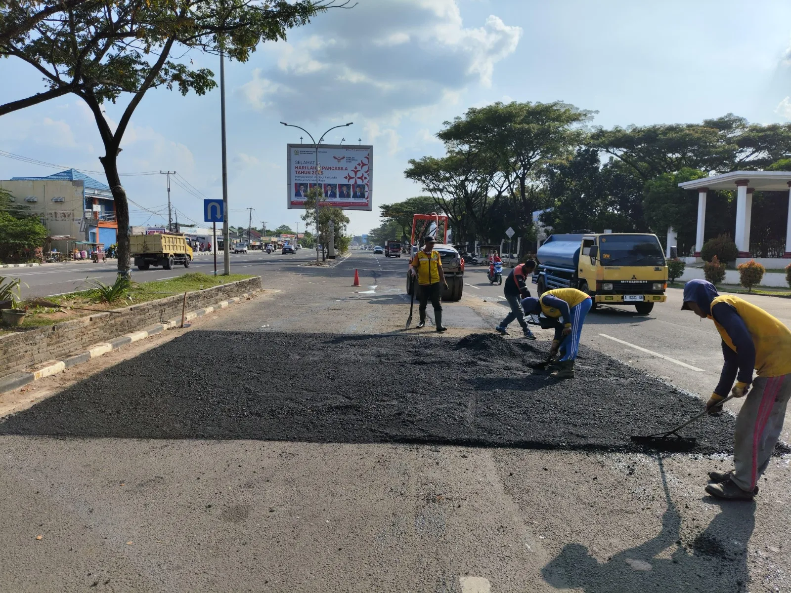 Tingkatkan Kenyamanan dan Keselamatan Pengendara, DPUPR Banten Lakukan Tambal Sulam Di Jln Syeh Nawawi