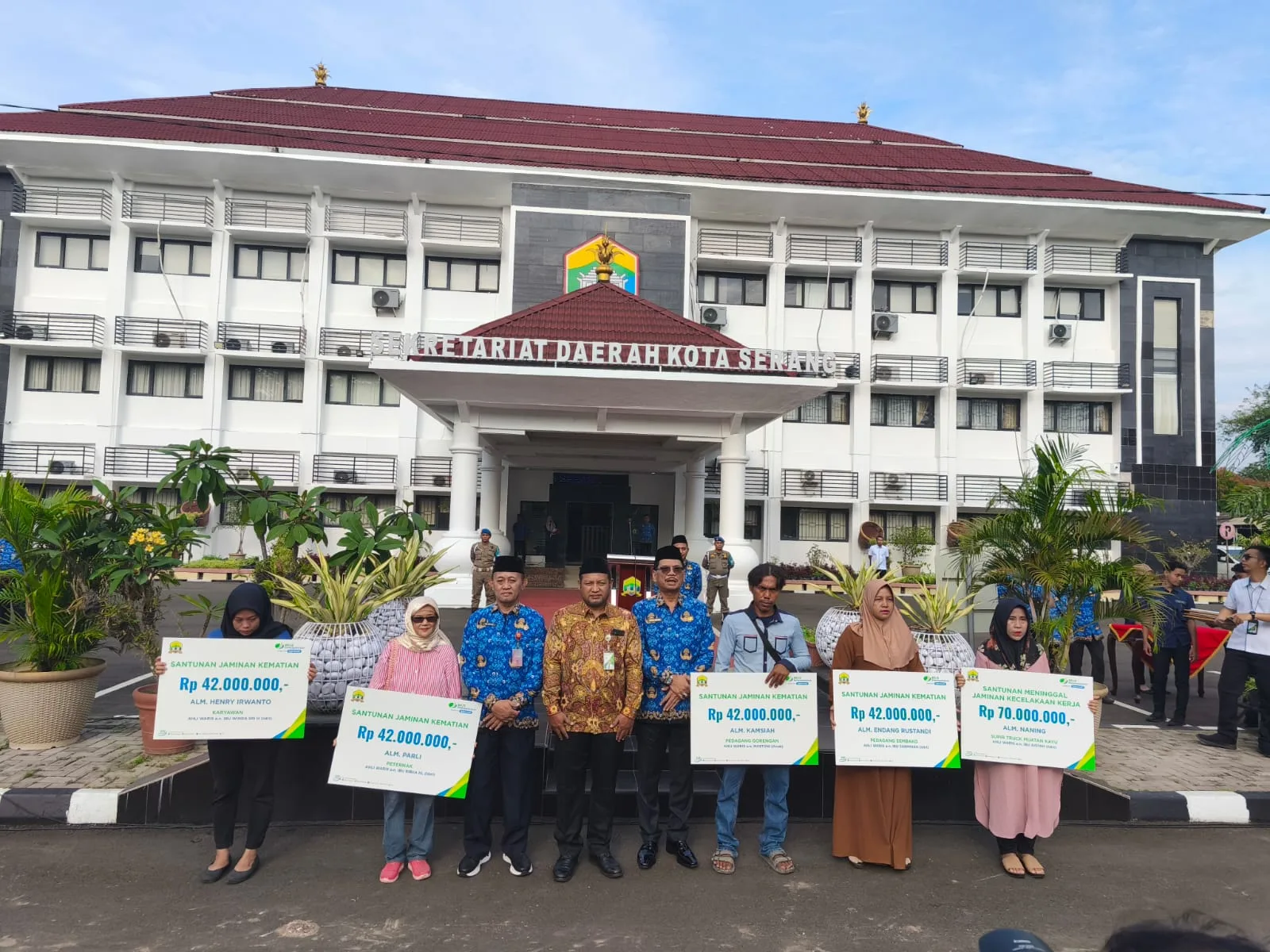 Sekda Kota Serang Serahkan Santunan JKM BPJS Ketenagakerjaan Kepada 5 Orang Ahli Waris
