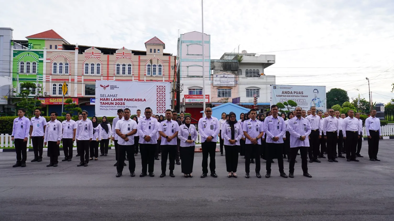 Penyerahan Penghargaan Pegawai Teladan, Kepala Imigrasi Tanjung Balai Karimun Pimpin Apel Pagi