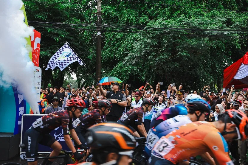 Lepas Peserta Tour de Banyuwangi Ijen 2025, Menpora Dito: Promosikan Daerah ke Mata Dunia Melalui Olahraga