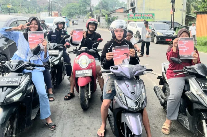 Aktivis Mahasiswa Banten Tolak Wacana Pemakzulan Wapres Terpilih, Dengan Membagikan Poster Gibran Rakabuming Raka