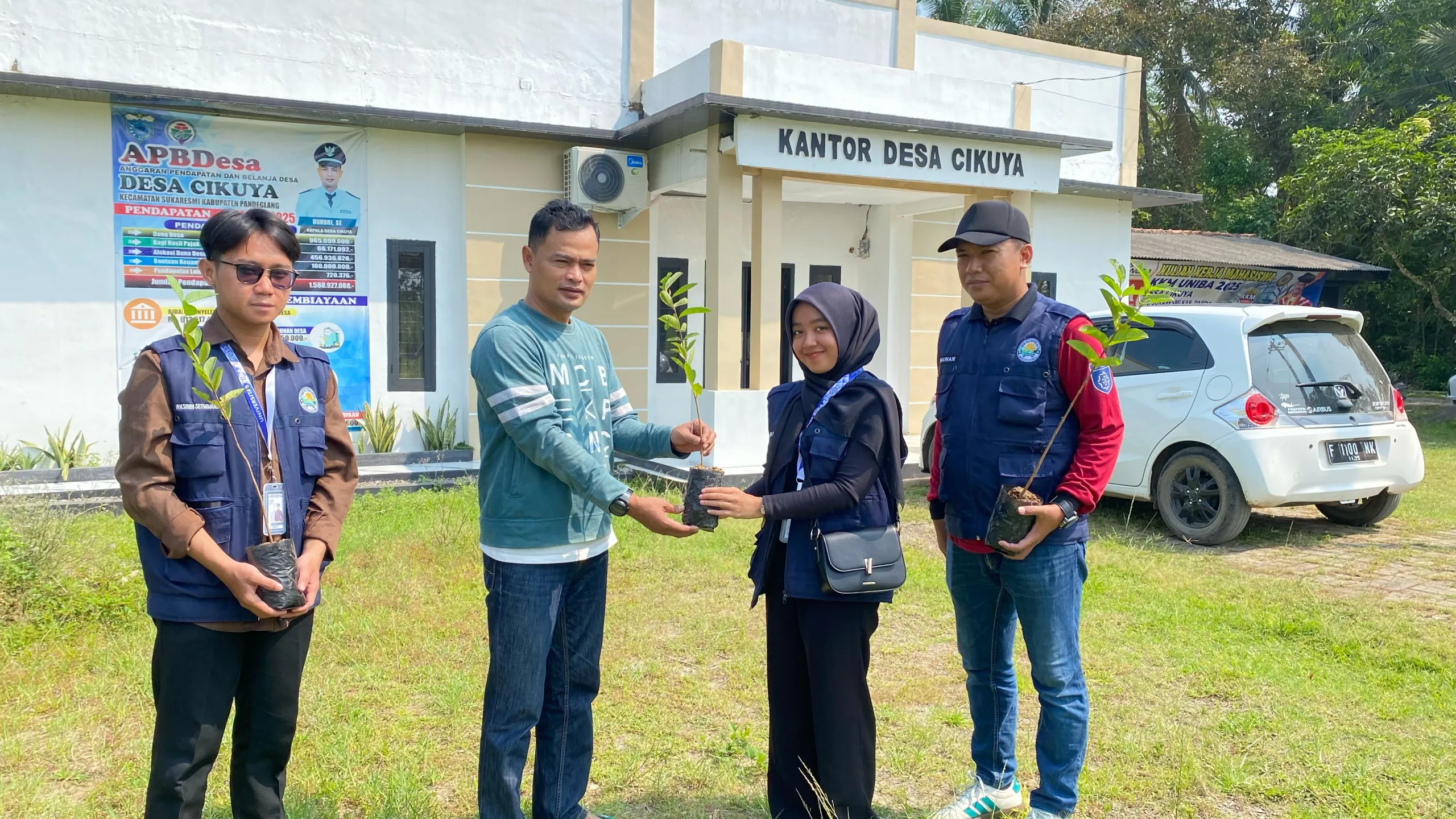 Gerakan Penghijauan Spektakuler: Sinergi KKM Kelompok 44 Universitas Bina Bangsa Bersama Kepala Desa dan Perangkat Desa Cikuya Menanam 140 Bibit untuk Masa Depan Desa Hijau nan Asri