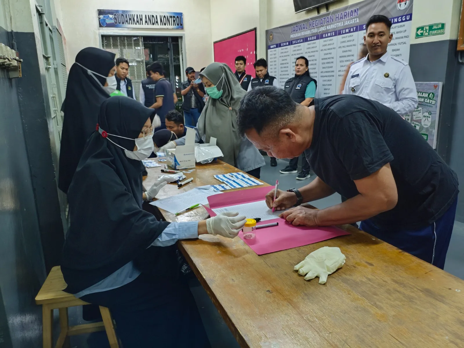 Berantas HALINAR, Lapas Narkotika Jakarta Adakan Tes Urin untuk Petugas dan Warga Binaan
