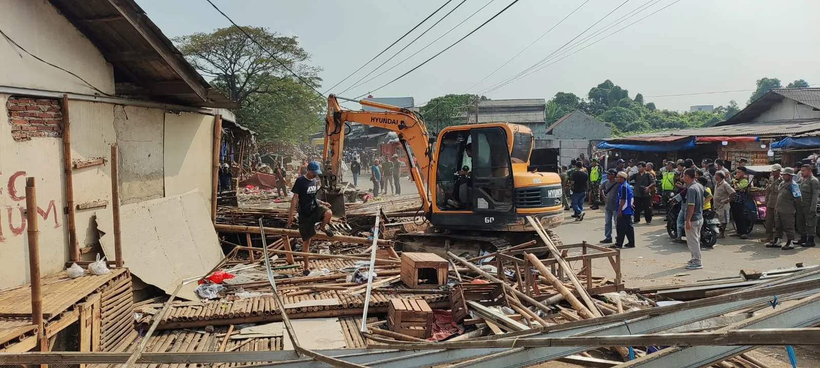 Kembalikan Fungsi Trotoar dan Jalan Raya, Pemkot Serang Relokasi Ratusan Pedagang Diluar Rau