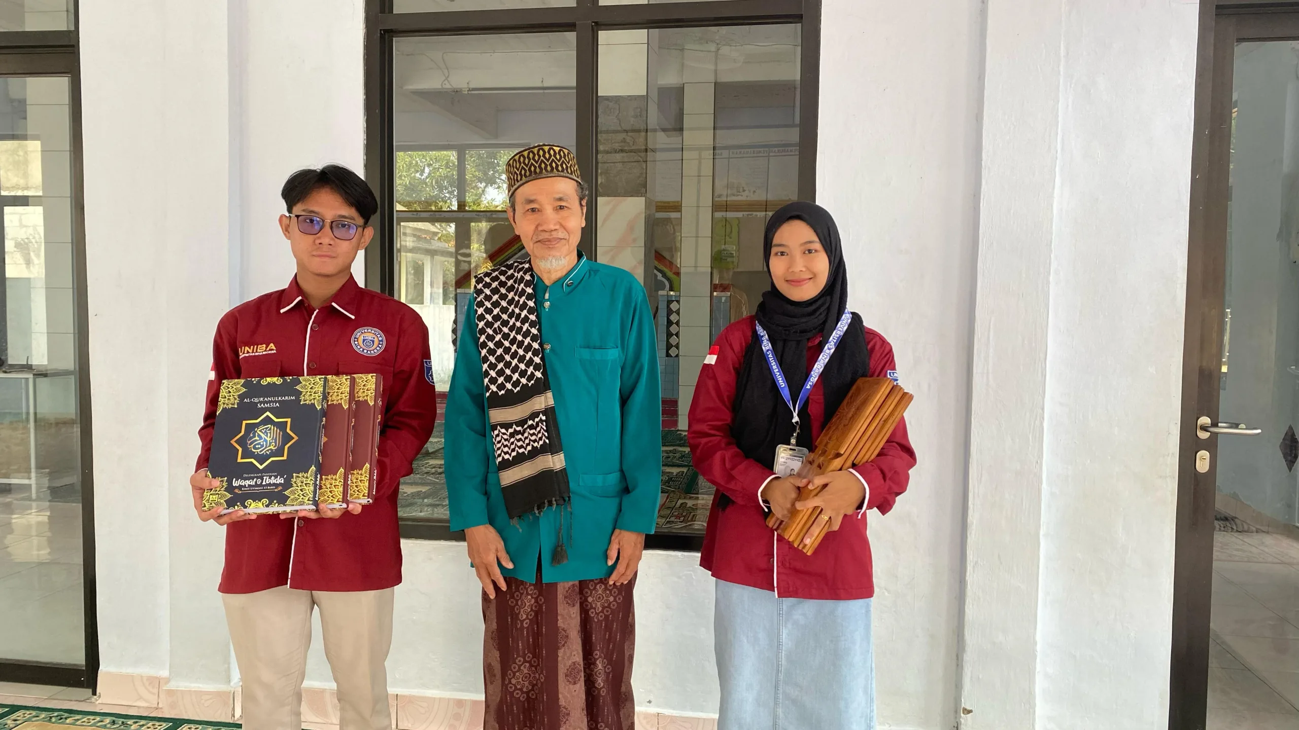 Program Wakaf Al-Qur’an dan Kayu Tatakan Al-Qur’an: Bentuk Kepedulian KKM Kelompok 44 Universitas Bina Bangsa kepada Masjid Desa Cikuya