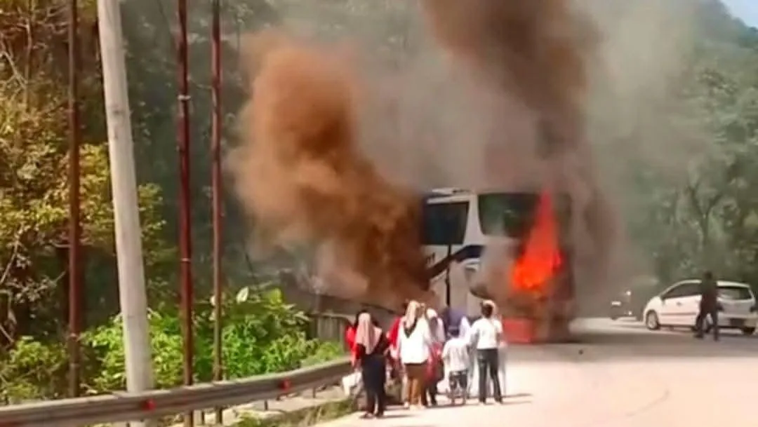 Hendak ke Bukit Kubu,Bus Pariwisata Hangus Terbakar di Bandar Baru