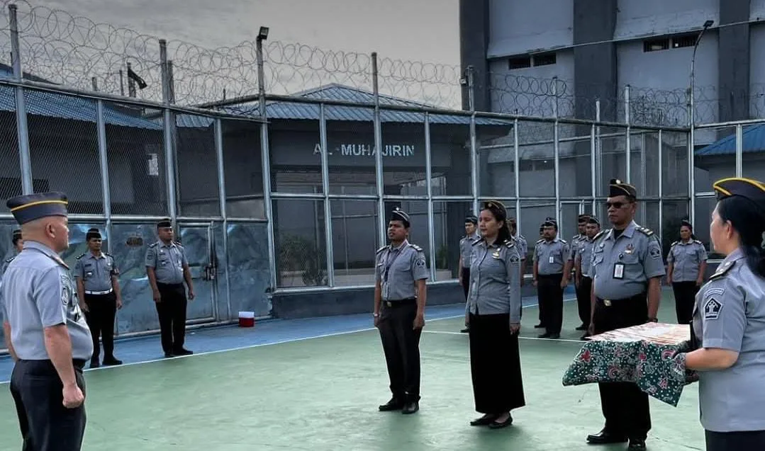 Untuk Meningkatkan Kinerja,Karutan Kelas IIB    Kabanjahe Berikan Penghargaan Kepada 3 Pegawai Teladan