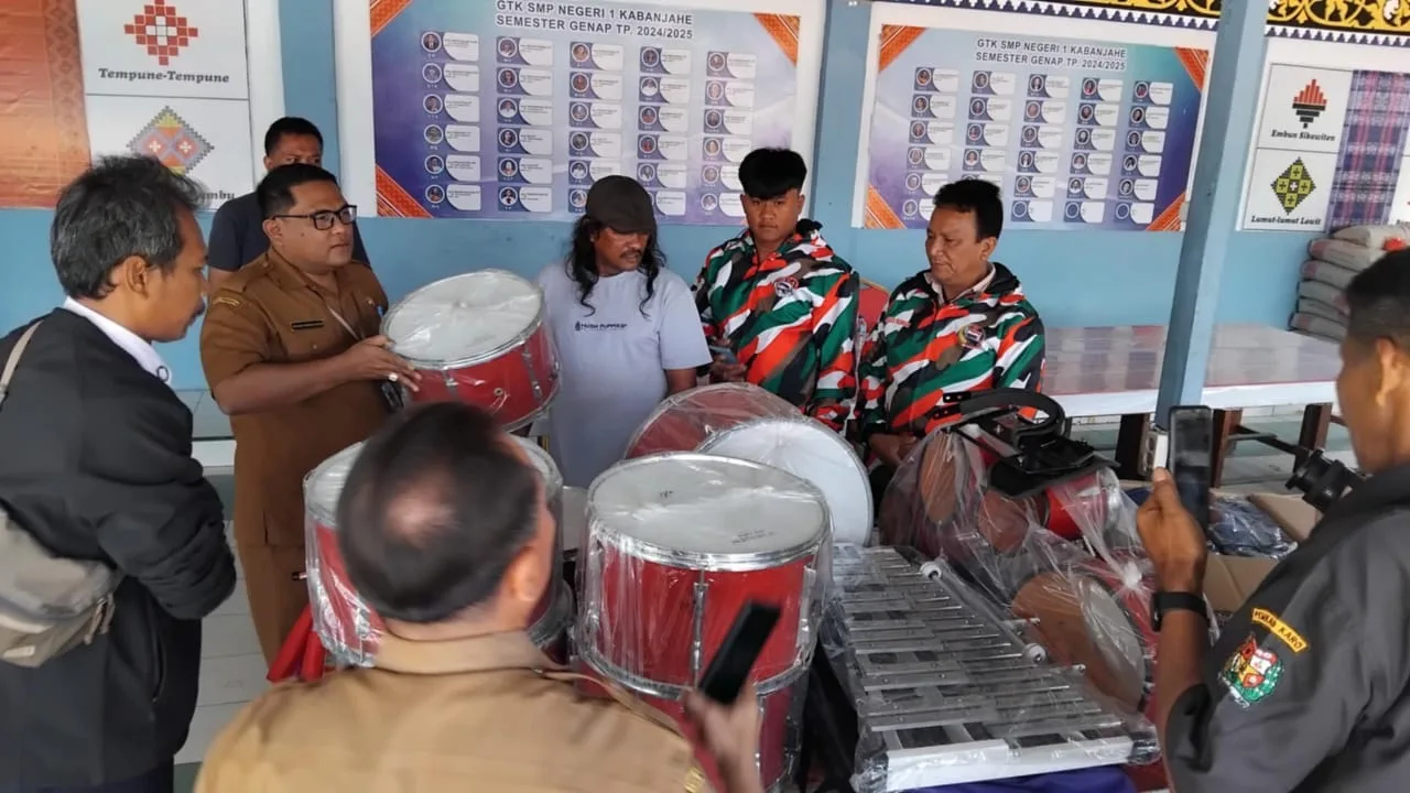 Peduli Dunia Pendidikan,LMP Kabupaten Karo Sumbangkan Alat Drum Band ke SMP N 1 Kabanjahe