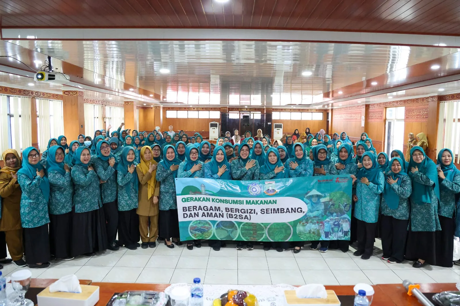 Buka Pembinaan B2SA, Ketua TP PKK Provinsi Banten Tinawati Andra Soni Minta Kader PKK Jadi Agen Perubahan