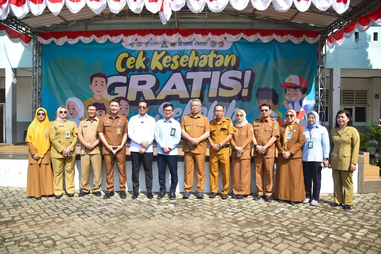 Didampingi Wali Kota Tangsel, Kepala Kantor Komunikasi Kepresidenan Tinjau Pelaksanaan Cek Kesehatan Gratis Sekolah