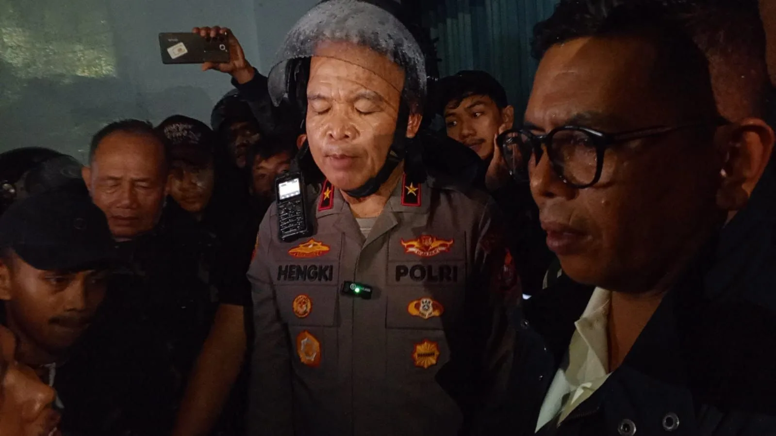 Gubernur Banten dan Kapolda Banten Temui Massa Aksi di Tengah Hujan Deras