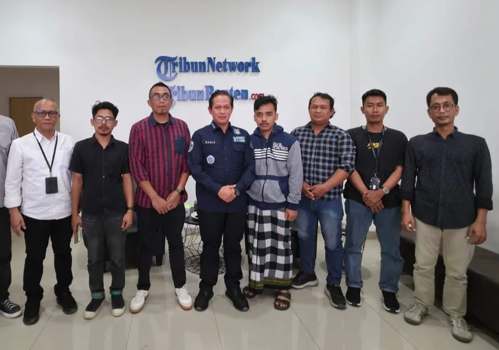 Menteri LH Hanif Faisol Nurofiq Kunjungi Jurnalis Korban Intimidasi di Serang, Janji Kawal Kasus hingga Tuntas