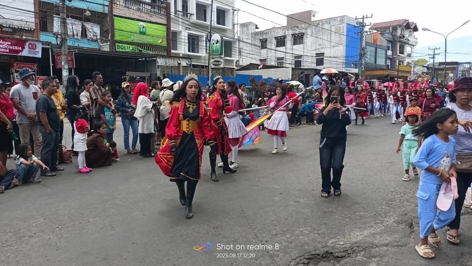 SMP Negeri 1 Kabanjahe Meriahkan HUT RI ke 80, Ocha Tetap Menjadi Mayoret