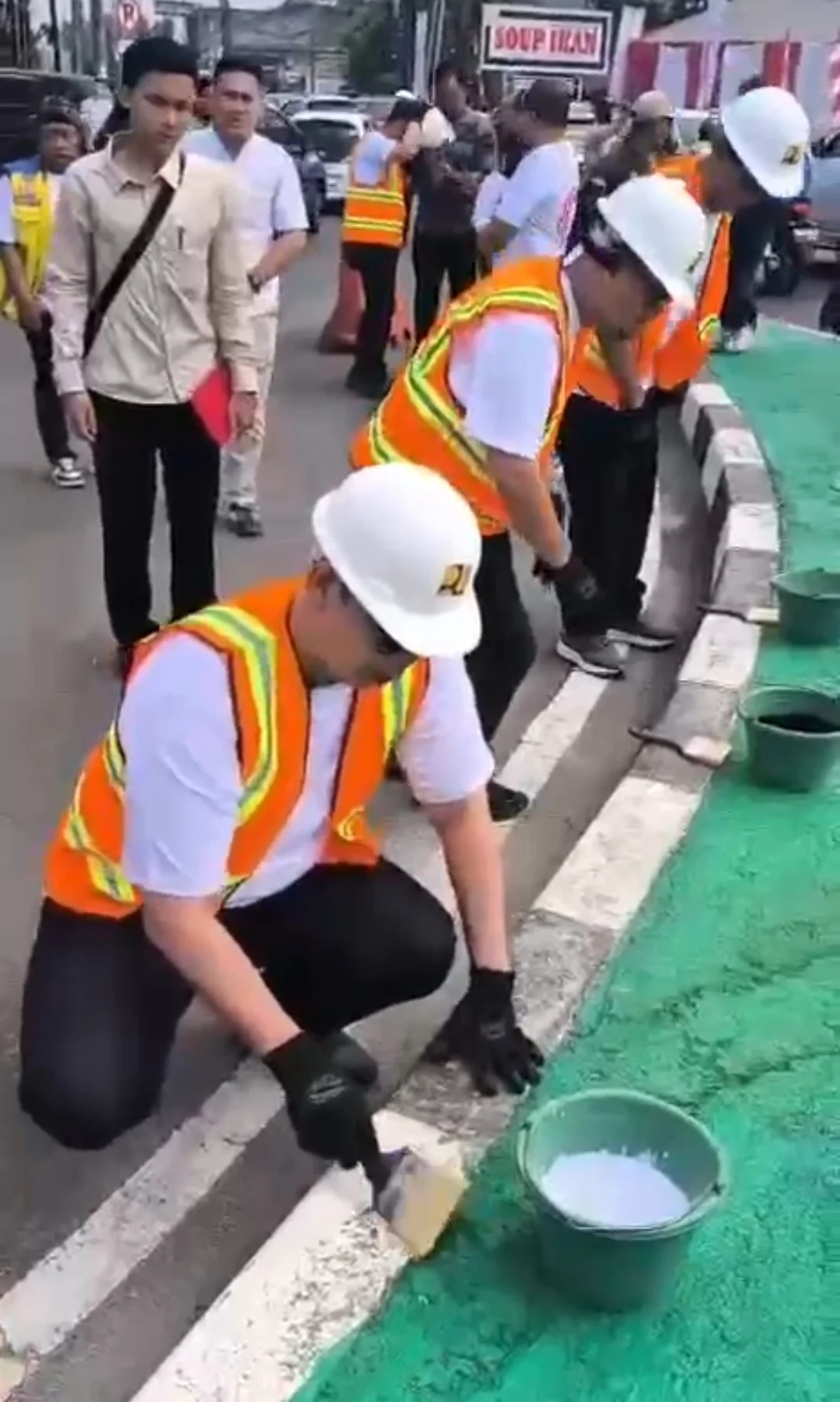 Pemkot-BPJN Duet Percantik Pusat Ibukota Serang, Budi Rustandi Turun Tangan Ikut Cat Kerb Jalan