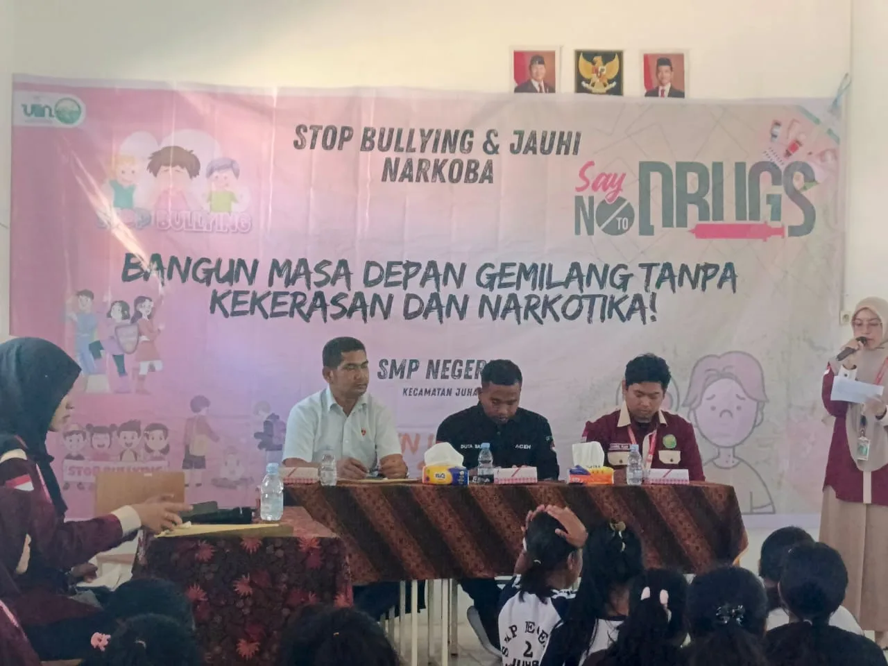 Mahasiswa UINSU Medan dalam Sosialisasi Pencegahan Kenakalan Remaja di SMP Negeri 2 Juhar