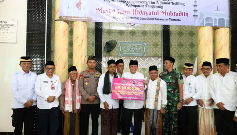 Bupati Tangerang Jumling di Masjid Jami Hidayatul Mubtadiin Cileles