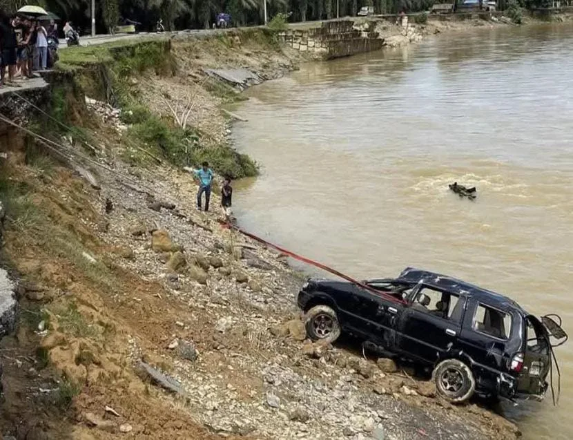 Rombongan Dari Kabanjahe Gagal ke Ekowisata Tangkahan,Mobil Mereka Terjun Ke Sungai Batang Serangan
