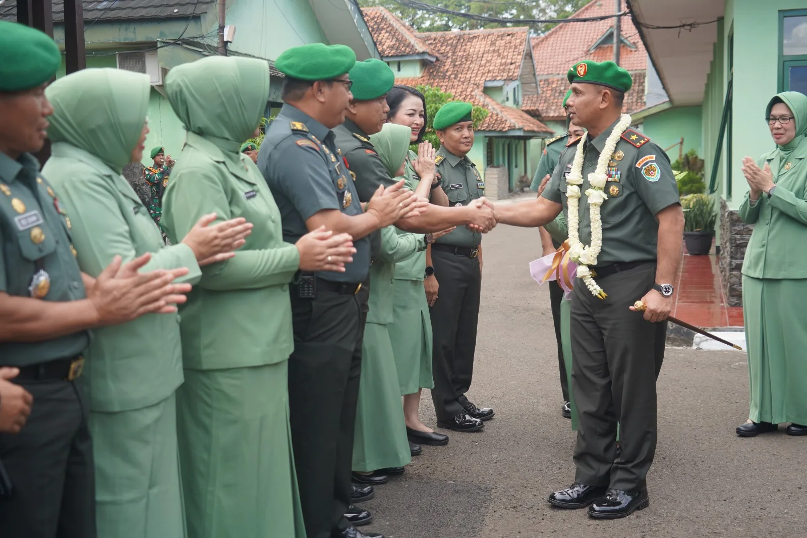 Brigjen TNI Edi Saputra Disambut Keluarga Besar Korem 064/MY dengan Tradisi Satuan yang Hangat Penuh Kebersamaan