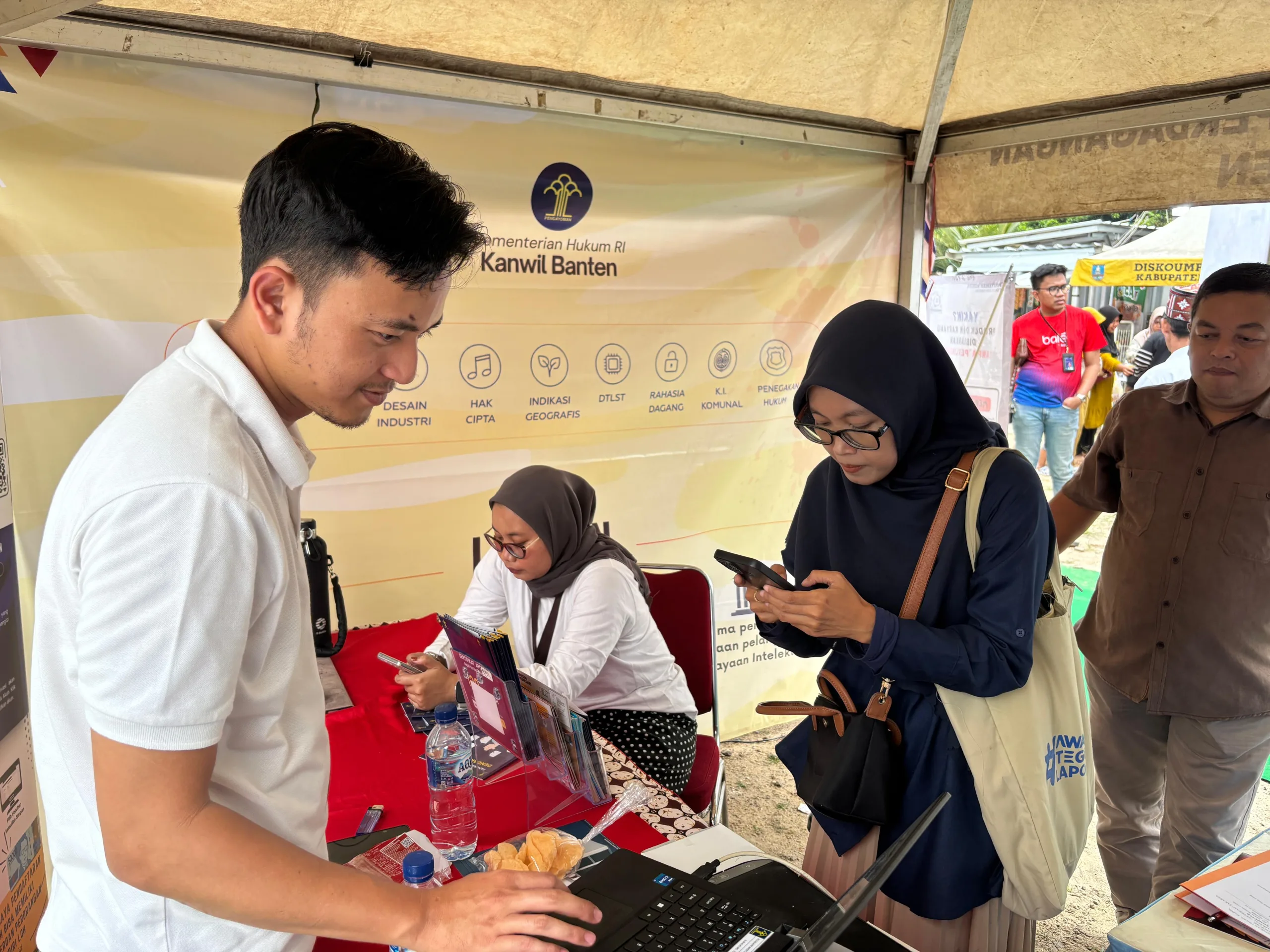 Jemput Bola, Kemenkum Banten Berikan Pelayanan Hukum di Mancak Gunung Sari 