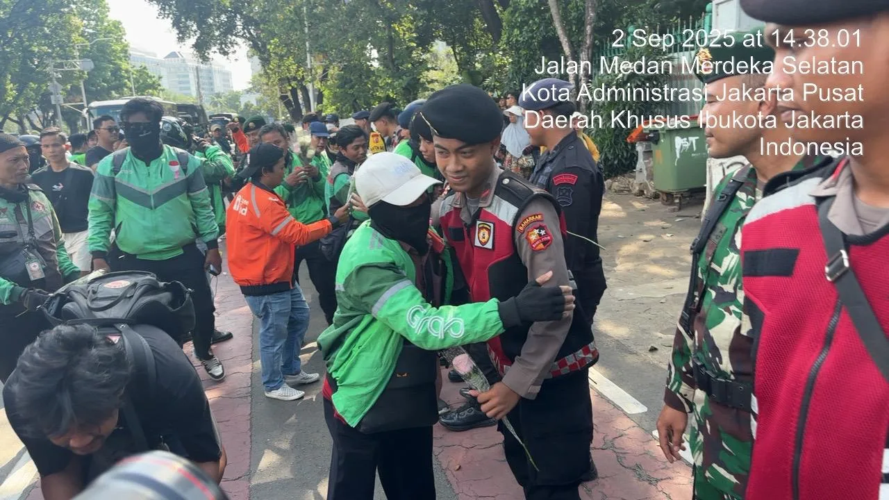 Polri dan TNI Bersinergis dengan Pengemudi Ojek Online dalam Aksi Damai “Tebar Sejuta Mawar Kebaikan”