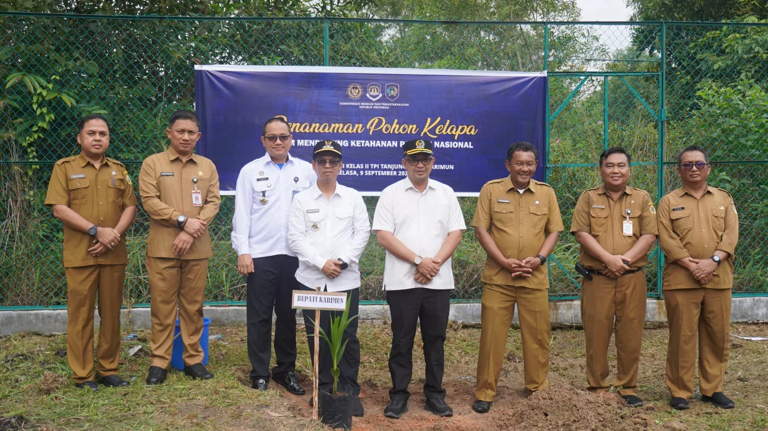 Imigrasi Tanjung Balai Karimun Turut Serta Tanam 300 Bibit Pohon Kelapa Pandan Wangi Guna Mendukung Program Ketahanan Pangan